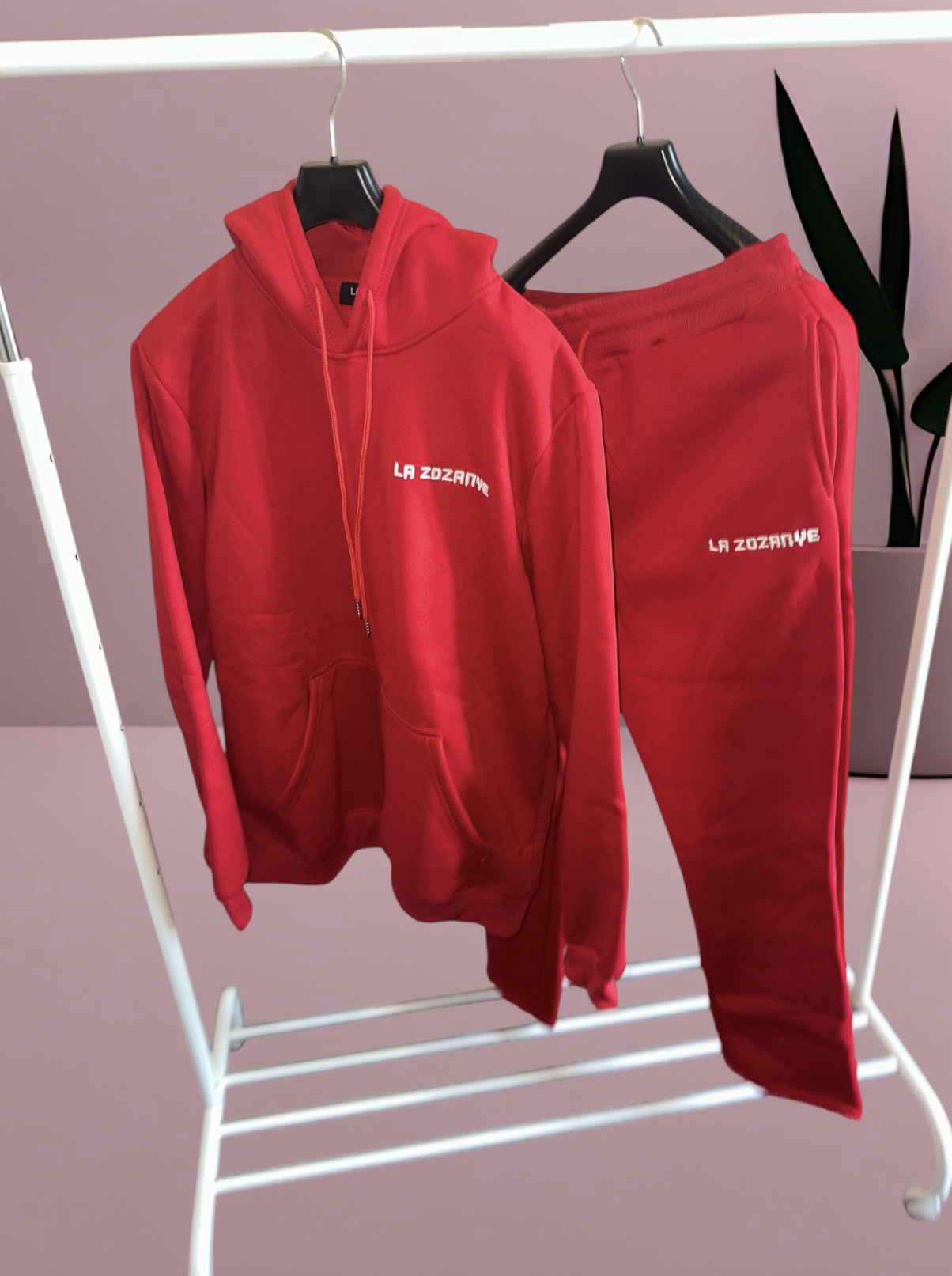 ENSEMBLE SWEAT-SHIRT À CAPUCHE ROUGE BRODÉ – Image 2